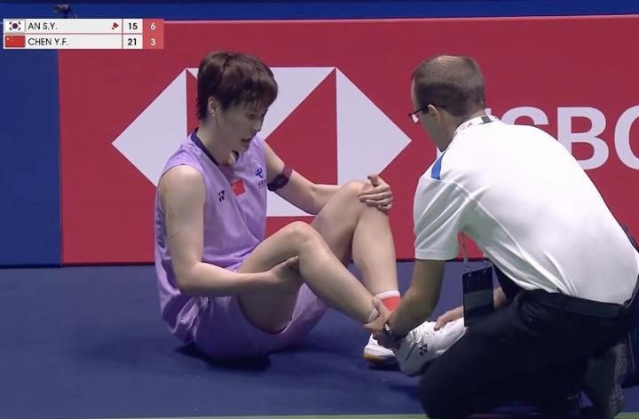 太不容易了！陈雨菲第二局回球时不慎崴脚，但坚持比赛最终晋级